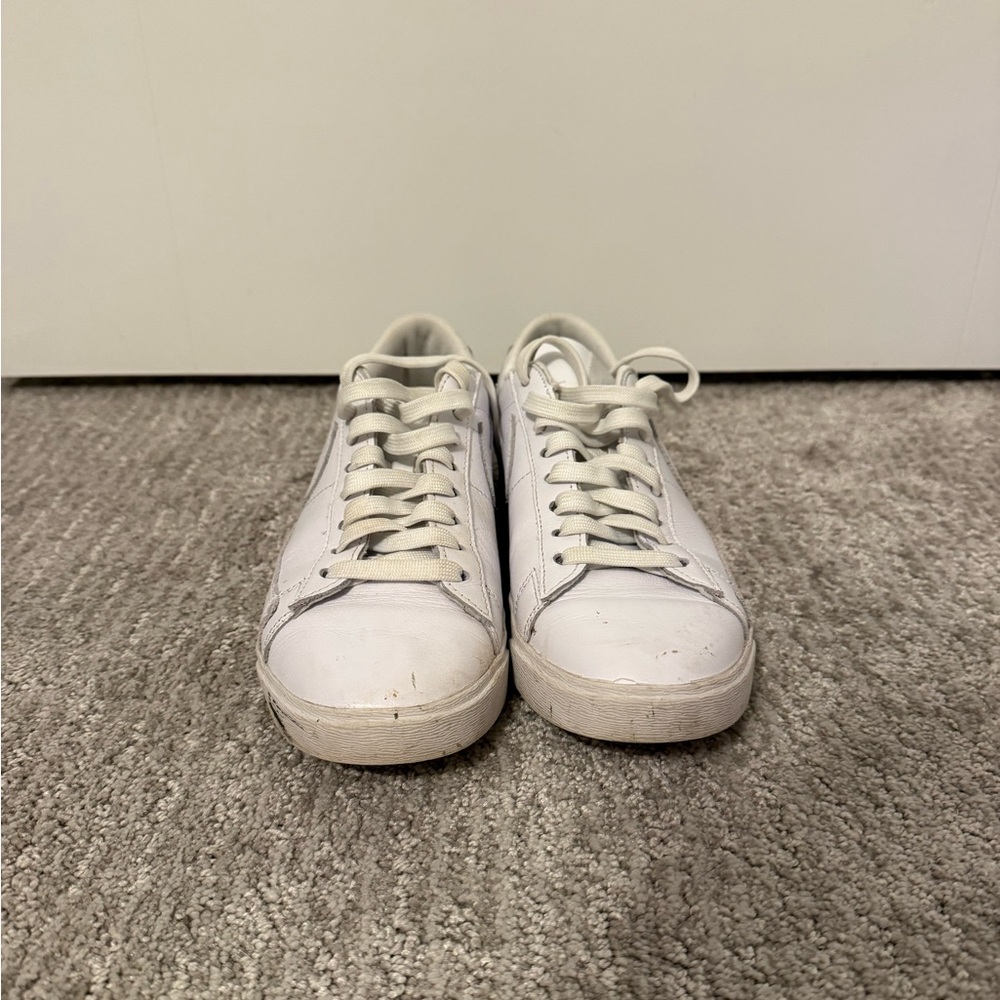 White Low-Top Nike Sneakers